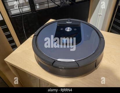 Eine Anzeige der iRobot Roomba Staubsauger in einem Store in New York auf am Dienstag, 5. Februar 2019. iRobot geplant ist vierte zu lösen - das Ergebnis nach der Bell morgen. (Â© Richard B. Levine) Stockfoto