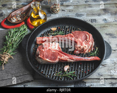 Rohes Fleisch Lamm Rindfleisch Rippen Kotelett auf dem Grill Pfanne, Gewürze, koteletts Bereit zum Kochen Stockfoto