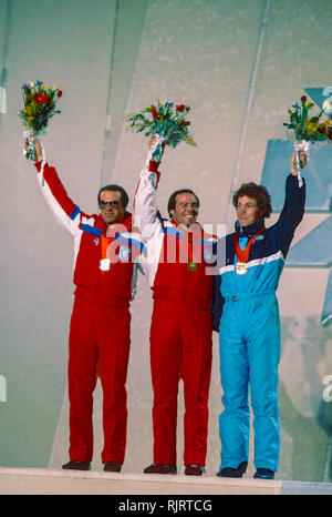Phil Mahre (USA) Gold-C-, Steve Mahre (USA) Silber, Didier Bouvet (FRA) Bronze, Gewinner des Männer Slalom an der 1984 Olympischen Winterspiele. Stockfoto