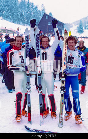Phil Mahre (USA) Gold-C-, Steve Mahre (USA) Silber, Didier Bouvet (FRA) Bronze, Gewinner des Männer Slalom an der 1984 Olympischen Winterspiele. Stockfoto