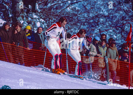 Phil Mahre (USA) Gold-R-, Steve Mahre (USA) Silber,, Sieger der Männer Slalom an der 1984 Olympischen Winterspiele diring Fluch zu überprüfen. Stockfoto