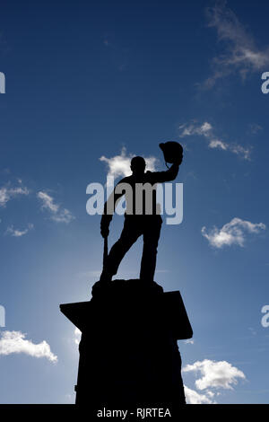 Lancashire Fusiliers Boer war Memorial, hinterleuchtete Statue in Silhouette vor blauem Himmel mit hellen Wolken, in Bury lancashire uk Stockfoto