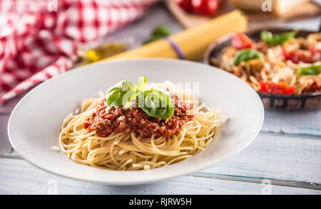 Nahaufnahme der italienischen Pasta Spaghetti Bolognese in weiße Platte Stockfoto