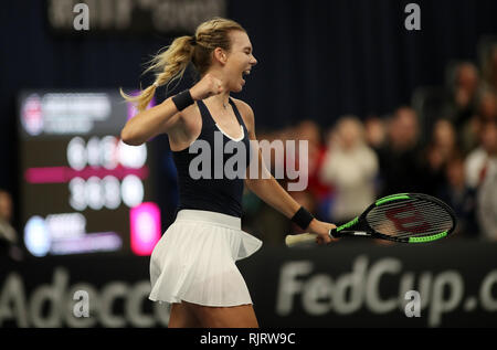 Großbritanniens Katie Boulter feiert ihren Sieg über Valentini Gramma Tikopoulou in Tag zwei des Fed Cup an der Universität Bath. Stockfoto