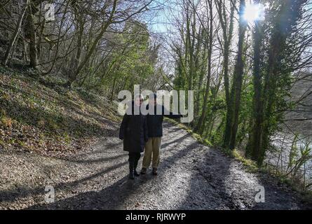 Arundel, West Sussex, UK. 7 Feb, 2019. Ein älteres Ehepaar genießen Sie einen Spaziergang an einem schönen sonnigen Tag an Swanbourne See in Arundel: Simon Dack/Alamy leben Nachrichten Stockfoto