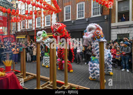 Chinatown, London, UK. 7. Feb 2019. Außerhalb der Royal Dragon Restaurant in Chinatown um genau 12.18 Uhr der Unternehmen sind nach dem Neuen Jahr Feiertage geöffnet. Credit: Andrew Lalchan/Alamy leben Nachrichten Stockfoto