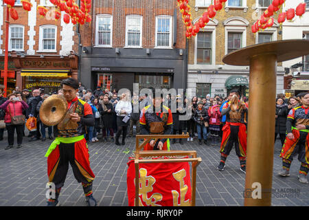 Chinatown, London, UK. 7. Feb 2019. Außerhalb der Royal Dragon Restaurant in Chinatown um genau 12.18 Uhr der Unternehmen sind nach dem Neuen Jahr Feiertage geöffnet. Credit: Andrew Lalchan/Alamy leben Nachrichten Stockfoto