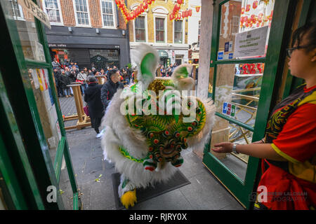 Chinatown, London, UK. 7. Feb 2019. Außerhalb der Royal Dragon Restaurant in Chinatown um genau 12.18 Uhr der Unternehmen sind nach dem Neuen Jahr Feiertage geöffnet. Credit: Andrew Lalchan/Alamy leben Nachrichten Stockfoto