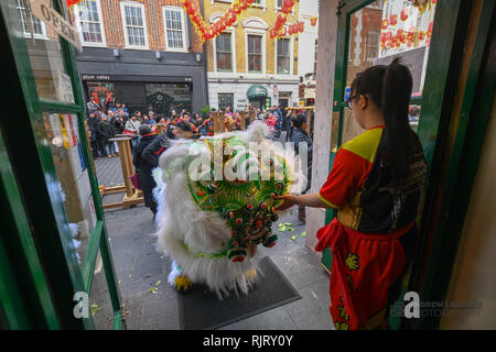 Chinatown, London, UK. 7. Feb 2019. Außerhalb der Royal Dragon Restaurant in Chinatown um genau 12.18 Uhr der Unternehmen sind nach dem Neuen Jahr Feiertage geöffnet. Credit: Andrew Lalchan/Alamy leben Nachrichten Stockfoto