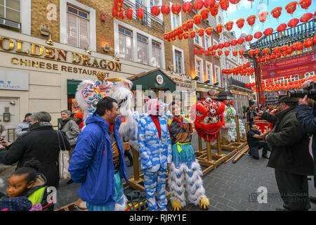 Chinatown, London, UK. 7. Feb 2019. Außerhalb der Royal Dragon Restaurant in Chinatown um genau 12.18 Uhr der Unternehmen sind nach dem Neuen Jahr Feiertage geöffnet. Credit: Andrew Lalchan/Alamy leben Nachrichten Stockfoto