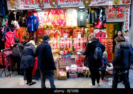 London, Großbritannien. 7 Feb, 2019. Vorbereitungen am London China Town das Jahr des Schweins zu feiern, der am Sonntag wird die 10. stattfinden. Credit: Yanice Idir/Alamy leben Nachrichten Stockfoto