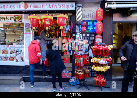 London, Großbritannien. 7 Feb, 2019. Vorbereitungen am London China Town das Jahr des Schweins zu feiern, der am Sonntag wird die 10. stattfinden. Credit: Yanice Idir/Alamy leben Nachrichten Stockfoto