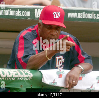 Washington, DC - September 25, 2005 - Washington Nationals Manager Frank Robinson sendet in einem Zeichen zu einer seiner zerschlägt im Spiel gegen die New York Mets am RFK Stadium in Washington, DC am 25. September 2005. Das Mets gewann das Spiel 6 - 5. Credit: Ron Sachs/CNP. (Einschränkung: Keine New York oder New Jersey Zeitungen oder Zeitschriften innerhalb eines 75-Meilen-Radius von New York City) | Verwendung weltweit Stockfoto