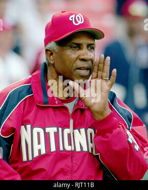 Washington, DC - Juni 16, 2006 - Washington Nationals Manager Frank Robinson um einige Fans vor dem Spiel gegen die New York Yankees am RFK Stadium in Washington, DC am 16. Juni 2006. Quelle: Ron Sachs/CNP | Verwendung weltweit Stockfoto