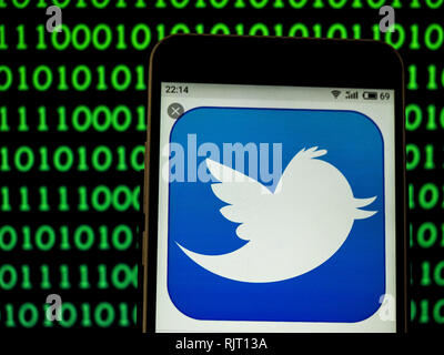 Februar 7, 2019 - Kiew, Ukraine - Twitter Inc. Social Network Company Logo gesehen auf einem Smartphone angezeigt. (Bild: © Igor Golovniov/SOPA Bilder über ZUMA Draht) Stockfoto