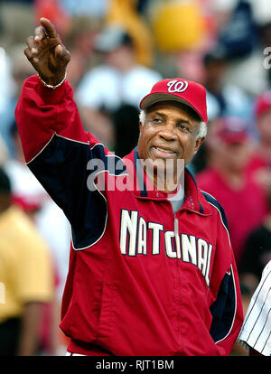 *** Foto *** Frank Robinson ist Vergangen bei 83 Washington, DC - Juni 16, 2006 - Washington Nationals Manager Frank Robinson weist auf einige Fans vor dem Spiel gegen die New York Yankees am RFK Stadium in Washington, DC am 16. Juni 2006. Quelle: Ron Sachs/CNP/MediaPunch Stockfoto