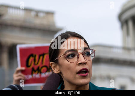 Washington DC, USA. 07 Feb, 2019. Vertreter Alexandria Ocasio-Cortez, Demokrat aus New York, spricht während einer Pressekonferenz forderten ein Ende von Zuwanderern Inhaftierungen entlang der südlichen Vereinigten Staaten grenzen an der United States Capitol in Washington DC am 7. Februar 2019 statt. Credit: Alex Edelman/CNP/MediaPunch Credit: MediaPunch Inc/Alamy leben Nachrichten Stockfoto