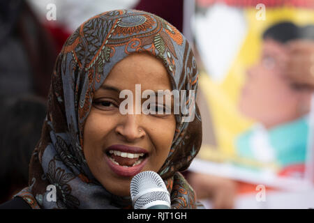 Washington DC, USA. 07 Feb, 2019. Vertreter Ilhan Omar, Demokrat von Minnesota, spricht während einer Pressekonferenz forderten ein Ende von Zuwanderern Inhaftierungen entlang der südlichen Vereinigten Staaten grenzen an der United States Capitol in Washington DC am 7. Februar 2019 statt. Credit: Alex Edelman/CNP/MediaPunch Credit: MediaPunch Inc/Alamy leben Nachrichten Stockfoto