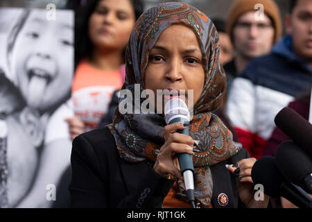 Washington DC, USA. 07 Feb, 2019. Vertreter Ilhan Omar, Demokrat von Minnesota, spricht während einer Pressekonferenz forderten ein Ende von Zuwanderern Inhaftierungen entlang der südlichen Vereinigten Staaten grenzen an der United States Capitol in Washington DC am 7. Februar 2019 statt. Credit: Alex Edelman/CNP/MediaPunch Credit: MediaPunch Inc/Alamy leben Nachrichten Stockfoto