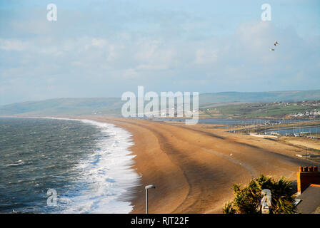 Portland, Dorset, Großbritannien. 7. Februar 2019. Approaching Storm 'Erik' Wellen bringt und bitter kalten Winden, Chesil Beach auf der Isle of Portland Credit: stuart Hartmut Ost/Alamy leben Nachrichten Stockfoto