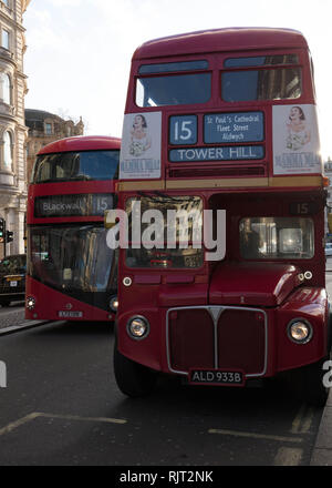 London, Großbritannien. 7. Februar 2019 Der Heritage Bus der Route 15, hier neben seiner modernen Nummer, wird nach vielen Jahren des Service ab dem 2. März 2019 nicht mehr fahren. Kredit: Joe Kuis / Alamy Live News Stockfoto