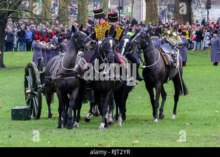 London, Großbritannien. 6 Feb, 2019. Mitglieder der Könige Troop Royal Horse artillery gesehen verlassen Green Park nach dem Feuern 41-gun Salute der 67. Jahrestag des Beitritts der Königin Elisabeth II. auf den Thron zu markieren. Credit: Dinendra Haria/SOPA Images/ZUMA Draht/Alamy leben Nachrichten Stockfoto