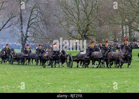 London, Großbritannien. 6 Feb, 2019. Mitglieder der Könige Troop Royal Horse artillery gesehen verlassen Green Park nach dem Feuern 41-gun Salute der 67. Jahrestag des Beitritts der Königin Elisabeth II. auf den Thron zu markieren. Credit: Dinendra Haria/SOPA Images/ZUMA Draht/Alamy leben Nachrichten Stockfoto