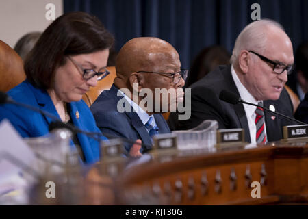 Washington, District of Columbia, USA. 7 Feb, 2019. Vertreter John Lewis (D-GA), Vorsitzender des Hauses Mittel und Wege, der flankiert von repräsentativen SUZAN DELBENE (D-WA) zu seiner Rechten und Vertreter MIKE KELLY (R-PA), Ranking Mitglied des Überwachungsausschusses zu seiner Linken, der Überwachung einer Anhörung diskutiert über Subpoenaing steuer Präsident DONALD TRUMP kehrt, Februar 7, 2019 Quelle: Douglas Christian/ZUMA Draht/Alamy leben Nachrichten Stockfoto