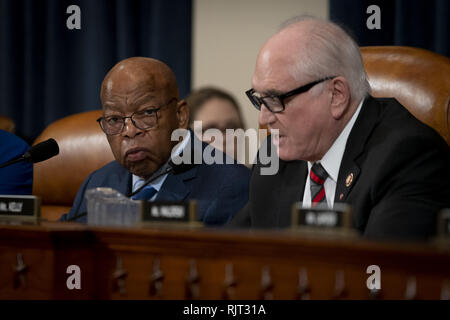 Washington, District of Columbia, USA. 7 Feb, 2019. Vorsitzender John Lewis (D-GA) und Ranking Mitglied Mike Kelly (R-PA) des Hauses Mittel und Wege Aufsichtausschuß Überwachung eine Anhörung zu Fragen der Subpoenaing steuer Präsident DONALD TRUMP kehrt, Februar 7, 2019 Quelle: Douglas Christian/ZUMA Draht/Alamy leben Nachrichten Stockfoto