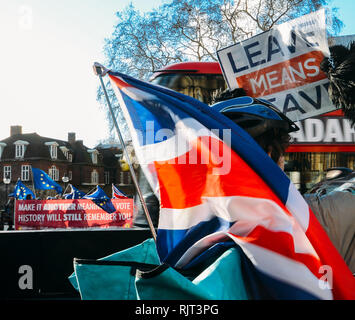 London, Großbritannien - Feb 7, 2019: Pro-Brexit Demonstranten halten Plakate und Shout solgans außerhalb von Westminster, London, Großbritannien mit Anti-Brexit Demonstranten im Hintergrund Credit: Alexandre Rotenberg/Alamy leben Nachrichten Stockfoto