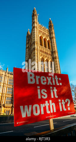London, Großbritannien - Feb 7, 2019: Anti-Brexit Plakat außerhalb von Westminster, London, Großbritannien, eine rhetorische Frage, ob Brexit ist es wert Credit: Alexandre Rotenberg/Alamy leben Nachrichten Stockfoto