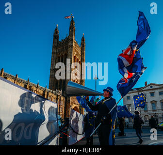 London, Großbritannien - Feb 7, 2019: Steve Bray, Gründer von Sodem (Stand der Missachtung der Europäischen Bewegung) protestieren gegen Brexit außerhalb des Houses of Parliament, London Quelle: Alexandre Rotenberg/Alamy leben Nachrichten Stockfoto
