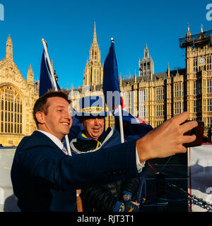 London, Großbritannien - Feb 7, 2019: Mann nimmt einen selfie mit Steve Bray, Gründer von Sodem (Stand der Missachtung der Europäischen Bewegung), berühmte Anti-Brexit Demonstrant, außerhalb der Häuser des Parlaments, London Quelle: Alexandre Rotenberg/Alamy leben Nachrichten Stockfoto