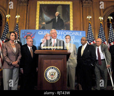 Juli 14, 2009 - Washington, District of Columbia, USA - Washington, DC - Juli 14, 2009 -- United States Haus-Majorität Führer Steny H. Hoyer (Demokrat von Maryland), demokratischen Mitglieder des US-Repräsentantenhauses macht die Erläuterungen sind wie er und die anderen demokratischen Mitglieder des US-Repräsentantenhauses den America's Bezahlbare Gesundheit Wahl Act von 2009 während einer Pressekonferenz in der rayburn Zimmer der U.S. Capitol enthüllen am Dienstag, 14. Juli 2009. Von links nach rechts: US-Sprecherin des Repräsentantenhauses Nancy Pelosi (Demokrat aus Kalifornien), Henry A. Waxman (Demokrat aus Kalifornien), Stockfoto