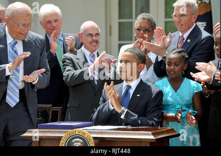 Juni 22, 2009 - Washington, District of Columbia, USA - Washington, DC - Juni 22, 2009 -- USA-Präsident Barack Obama schließt sich der Applaus nach der Familie Prävention des Rauchens und zur Bekämpfung des Tabakkonsums Akt der Unterzeichnung im Rosengarten des Weißen Hauses am Montag, 22. Juni 2009. Von links nach rechts: US-Vertreter John Dingell (Demokrat aus Michigan), US-Senator Chris Dodd (Demokrat von Connecticut), Henry Waxman (Demokrat aus Kalifornien), Präsident Obama, und Vertretern der Kampagne für Tabak frei Kinder. Credit: Ron Sachs-Pool über CNP (Credit Bild: © Ron S links Stockfoto