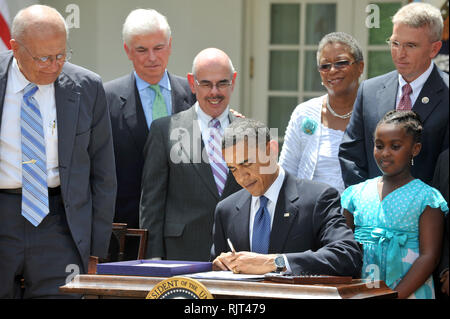 Washington, DC - Juni 22, 2009 -- USA-Präsident Barack Obama unterzeichnet die Familie Prävention des Rauchens und zur Bekämpfung des Tabakkonsums Handeln im Rosengarten des Weißen Hauses am Montag, 22. Juni 2009. Von links nach rechts: US-Vertreter John Dingell (Demokrat aus Michigan), US-Senator Chris Dodd (Demokrat von Connecticut), Henry Waxman (Demokrat aus Kalifornien), Präsident Obama, und Vertretern der Kampagne für Tabak frei Kinder. Credit: Ron Sachs-Pool über CNP | Verwendung weltweit Links Stockfoto