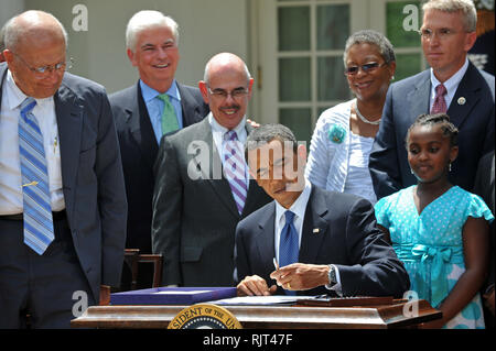 Washington, DC - Juni 22, 2009 -- USA-Präsident Barack Obama unterzeichnet die Familie Prävention des Rauchens und zur Bekämpfung des Tabakkonsums Handeln im Rosengarten des Weißen Hauses am Montag, 22. Juni 2009. Von links nach rechts: US-Vertreter John Dingell (Demokrat aus Michigan), US-Senator Chris Dodd (Demokrat von Connecticut), Henry Waxman (Demokrat aus Kalifornien), Präsident Obama, und Vertretern der Kampagne für Tabak frei Kinder. Credit: Ron Sachs-Pool über CNP | Verwendung weltweit Links Stockfoto