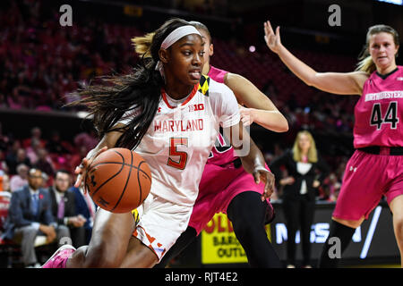 College Park, Maryland, USA. 7 Feb, 2019. Maryland Dosenschildkröten guard KAILA CHARLES (5) geht in den Korb, während der zweiten Hälfte gegen die nordwestlichen Wildkatzen an Xfinity Center. Credit: Terrence Williams/ZUMA Draht/Alamy leben Nachrichten Stockfoto