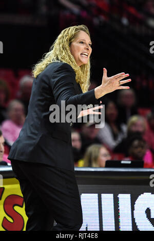 College Park, Maryland, USA. 7 Feb, 2019. Maryland Dosenschildkröten Haupttrainer BRENDA FRESE in der ersten Hälfte gegen die nordwestlichen Wildkatzen an Xfinity Center. Credit: Terrence Williams/ZUMA Draht/Alamy leben Nachrichten Stockfoto