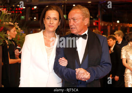 Berlin, Deutschland. 07 Feb, 2019. Claudia Michelsen und Udo Kier die Teilnahme an dem Festival Eröffnung mit dem "die Freundlichkeit von Fremden' Premiere auf der 69. Internationalen Filmfestspiele Berlin/Berlinale 2019 im Berlinale Palast am Februar 7, 2019 in Berlin, Deutschland. Credit: Geisler-Fotopress GmbH/Alamy leben Nachrichten Stockfoto