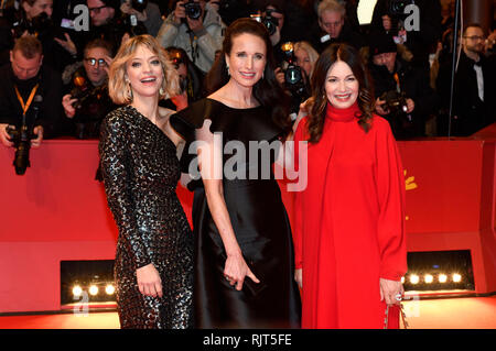 Berlin, Deutschland. 07 Feb, 2019. Heike Makatsch, Andie MacDowell und Iris Berben die Teilnahme an dem Festival Eröffnung mit dem "die Freundlichkeit von Fremden' Premiere auf der 69. Internationalen Filmfestspiele Berlin/Berlinale 2019 im Berlinale Palast am Februar 7, 2019 in Berlin, Deutschland. Credit: Geisler-Fotopress GmbH/Alamy leben Nachrichten Stockfoto