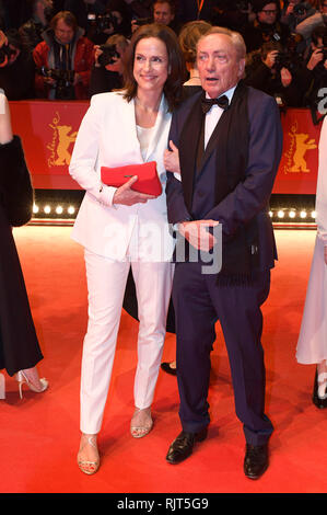 Berlin, Deutschland. 07 Feb, 2019. Claudia Michelsen und Udo Kier die Teilnahme an dem Festival Eröffnung mit dem "die Freundlichkeit von Fremden' Premiere auf der 69. Internationalen Filmfestspiele Berlin/Berlinale 2019 im Berlinale Palast am Februar 7, 2019 in Berlin, Deutschland. Credit: Geisler-Fotopress GmbH/Alamy leben Nachrichten Stockfoto