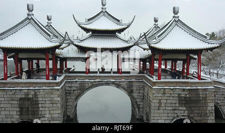 Yangzhou, China Jiangsu Provinz. 8 Feb, 2019. Das Foto zeigt den Schnee Landschaft in Yangzhou, Osten Chinas in der Provinz Jiangsu, Feb 8, 2019. Ein schneefall hits Jiangsu Ab diesem Donnerstag auf Freitag. Credit: Meng Delong/Xinhua/Alamy leben Nachrichten Stockfoto