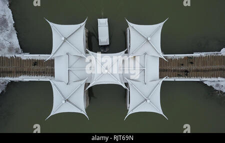 Yangzhou, China Jiangsu Provinz. 8 Feb, 2019. Luftbild zeigt den Schnee Landschaft bei schlanken West Lake Scenic Spot in Yangzhou Stadt, der ostchinesischen Provinz Jiangsu, 8. Februar, 2019. Ein schneefall hits Jiangsu Ab diesem Donnerstag auf Freitag. Credit: Meng Delong/Xinhua/Alamy leben Nachrichten Stockfoto