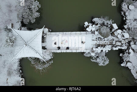 Yangzhou, China Jiangsu Provinz. 8 Feb, 2019. Luftbild zeigt den Schnee Landschaft bei schlanken West Lake Scenic Spot in Yangzhou Stadt, der ostchinesischen Provinz Jiangsu, 8. Februar, 2019. Ein schneefall hits Jiangsu Ab diesem Donnerstag auf Freitag. Credit: Meng Delong/Xinhua/Alamy leben Nachrichten Stockfoto