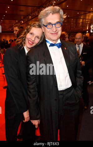 Berlin, Deutschland. 07 Feb, 2019. Wim Wenders und seine Frau Donata an der Eröffnung der 69. Internationalen Filmfestspiele Berlin/Berlinale 2019 im Berlinale Palast am Februar 7, 2019 in Berlin, Deutschland. Credit: Geisler-Fotopress GmbH/Alamy leben Nachrichten Stockfoto