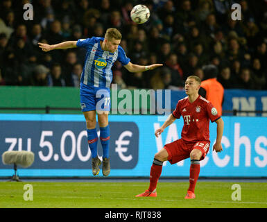 Berlin, Deutschland. 06 Feb, 2019. Von links nach rechts: Maximilian MITTELSTAEDT (B, withtelstÃ dt), Joshua KIMMICH (M), Schneidwerk Duell, Header, Duellen, Aktion, DFB-Pokal, Achtelfinale, Hertha BSC Berlin (B) - FC Bayern München (M) 2:3 nV in Berlin am 06.02.2019 ##DFL Regelungen die Verwendung von Fotografien als Bildsequenzen und/oder quasi-Video## Â | Nutzung der weltweiten Kredit: dpa/Alamy Leben Nachrichten verbieten Stockfoto