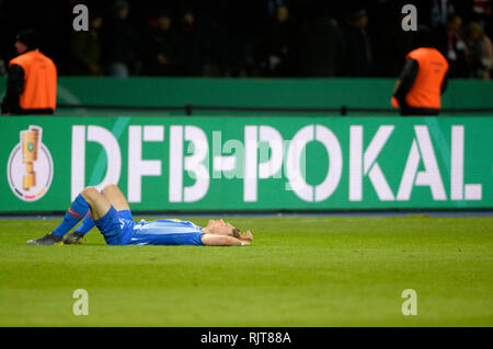 Berlin, Deutschland. 06 Feb, 2019. Maximilian MITTELSTAEDT (B, withtelstÃ dt), frustriert, enttäuscht, frustriert, enttäuscht, entmutigt, Niederlage, DFB-Pokal, Achtelfinale, Hertha BSC Berlin (B) - FC Bayern München (M) 2:3 nV in Berlin am 06.02.2019 ##DFL Regelungen die Verwendung von Fotografien als Bildsequenzen und/oder quasi-video ### Nutzung der weltweiten Kredit: dpa/Alamy Leben Nachrichten verbieten Stockfoto