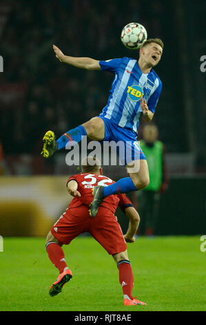 Berlin, Deutschland. 06 Feb, 2019. Von links nach rechts: Joshua KIMMICH (M), Maximilian MITTELSTAEDT (B, withtelstÃ dt), Schneidwerk Duell, Header, Duellen, Aktion, DFB-Pokal, Achtelfinale, Hertha BSC Berlin (B) - FC Bayern München (M) 2:3 nV in Berlin am 06.02.2019 ##DFL Regelungen die Verwendung von Fotografien als Bildsequenzen und/oder quasi-Video## Â | Nutzung der weltweiten Kredit: dpa/Alamy Leben Nachrichten verbieten Stockfoto