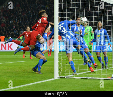 Berlin, Deutschland. 06 Feb, 2019. Kingsley COMAN (M, links) schoss das Tor zum 2:3, Erfolg, Maximilian MITTELSTAEDT (B, withtelstÃ dt, 2. vo. li.), Ziele, Maßnahmen, DFB-Pokal, Achtelfinale, Hertha BSC Berlin (B) - FC Bayern München (M) 2:3 nV in Berlin am 06.02.2019 ##DFL Regelungen die Verwendung von Fotografien als Bildsequenzen und/oder quasi-Video## Â | Nutzung der weltweiten Kredit: dpa/Alamy Leben Nachrichten verbieten Stockfoto